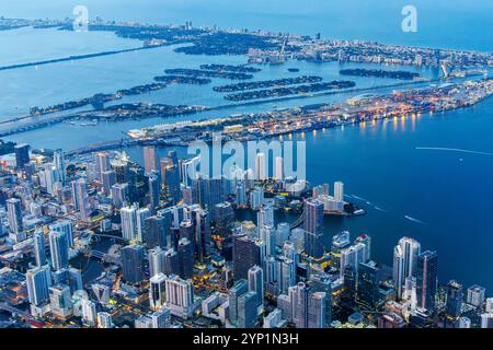 Vue aérienne de Miami avec gratte-ciel au centre-ville de Brickell et Miami Beach à l'heure bleue de nuit à Miami, États-Unis Banque D'Images