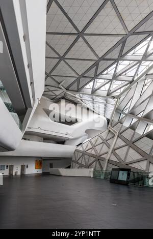 Guangzhou, Chine - 3 avril 2024 : bâtiment de l'Opéra de Guangzhou Grand Théâtre par Zaha Hadid architectes architecture moderne format portrait à Guangzh Banque D'Images