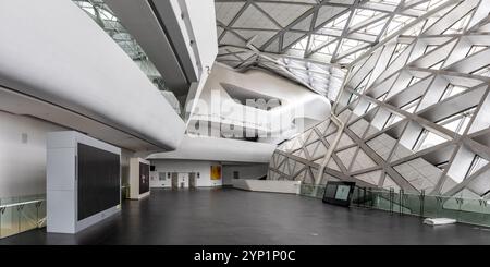 Guangzhou, Chine - 3 avril 2024 : Guangzhou Opera House Building Grand Théâtre par Zaha Hadid architectes panorama de l'architecture moderne à Guangzhou, Chi Banque D'Images