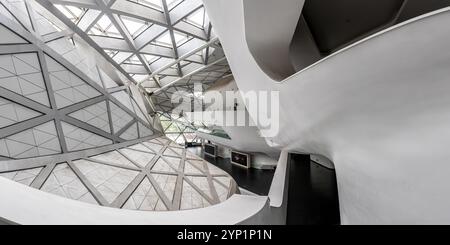 Guangzhou, Chine - 3 avril 2024 : Guangzhou Opera House Building Grand Théâtre par Zaha Hadid architectes panorama de l'architecture moderne à Guangzhou, Chi Banque D'Images