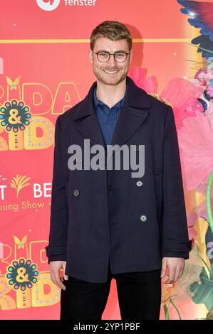 Linus Weber BEI der Premiere der Young Show Frida & Frida im Friedrichstadt-Palast. Berlin, 27.11.2024 *** Linus Weber à la première du Young Show Frida Frida au Friedrichstadt Palast Berlin, 27 11 2024 Foto:XM.xBehrensx/xFuturexImagex frida 4155 Banque D'Images