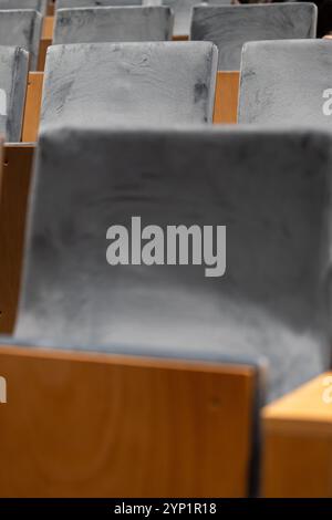 Rangées de sièges vides dans une salle de cinéma, face avant des sièges avec numéros. Gros plan avec faible profondeur de champ Banque D'Images