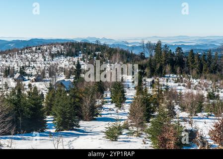 Beautifu vue au-dessus du petit hameau Bryzgalky avec quelques maisons en bois en hiver Kysucke Beskydy montagnes en Slovaquie Banque D'Images