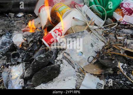 Laguna, Philippines. 28 nov 2024 : incendie de déchets et d'E-déchets dans la cour d'une maison. Beaucoup de Philippins brûlent des ordures dans les arrière-cours, près de la route ou de la forêt. La loi interdit ce brûlage à ciel ouvert, mais la pratique polluante et nocive appelée «pagsisiga» est répandue dans les zones rurales. Fumées et résidus de combustion des déchets ménagers, électroniques, plastiques, synthétiques, produits chimiques, le carton, les matières organiques polluent l'environnement, les eaux souterraines et l'air. La 5ème session du Comité intergouvernemental de négociation sur la pollution plastique (CNI-5) se tient cette semaine en Corée du Sud. Crédit : Kevin Izorce/Alamy Live News Banque D'Images