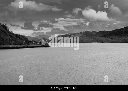 COES Faen Hall, également connu localement sous le nom de Clock House perché sur le côté de l'Afon Mawddach, Barmouth Wales UK mars 2024 Banque D'Images