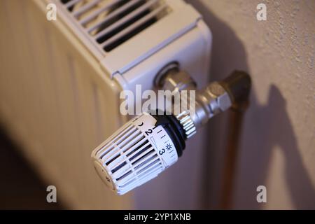 Ein Thermostatkopf an einem Heizkörper Heizkörper. Der Thermostatkopf steht auf Stufe 2. Symbolbild zum Thema Energiekosten AM 28.11.2024 à Siegen/Deutschland *** Une tête thermostatique sur un radiateur radiateur la tête thermostatique est réglée au niveau 2 image symbolique sur le sujet des coûts énergétiques sur 28 11 2024 à Siegen Allemagne Banque D'Images