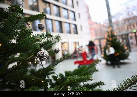 Berlin, Allemagne. 28 novembre 2024. Un arbre de Noël se dresse dans l'atrium du ministère fédéral des Affaires étrangères. Crédit : Sebastian Gollnow/dpa/Alamy Live News Banque D'Images