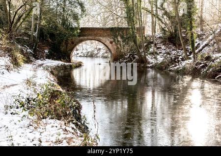 Pont sur le canal de Basingstoke dans la neige Banque D'Images