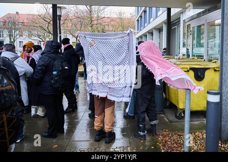 Berlin, Allemagne. 28 novembre 2024. Des manifestants pro-palestiniens, en particulier des étudiants, se rassemblent devant l’Institut Otto Suhr à Berlin-Dahlem. Crédit : Annette Riedl/dpa/Alamy Live News Banque D'Images