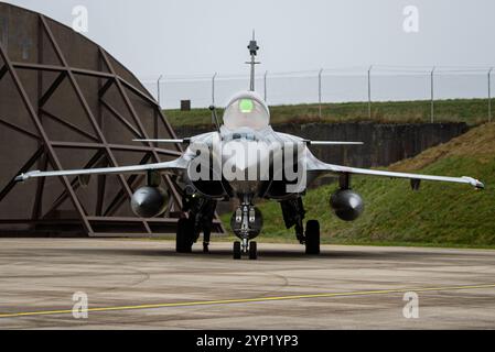 Une force aérienne et spatiale française Dassault Rafale B se prépare au taxi lors d'un exercice d'emploi au combat agile à la base aérienne de Spangdahlem, Allemagne, 7 novembre, 2 Banque D'Images