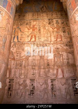 Colonnes égyptiennes et hiéroglyphes dans le temple mortuaire de Ramsès III, Medinet Habu, Égypte Banque D'Images