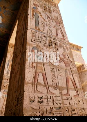 Colonnes égyptiennes et hiéroglyphes dans le temple mortuaire de Ramsès III, Medinet Habu, Égypte Banque D'Images