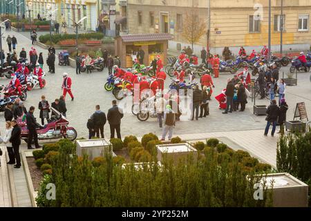 nyiregyhaza, hongrie - 07 dec, 2014 : gang de motards du père noël dans le centre-ville Banque D'Images