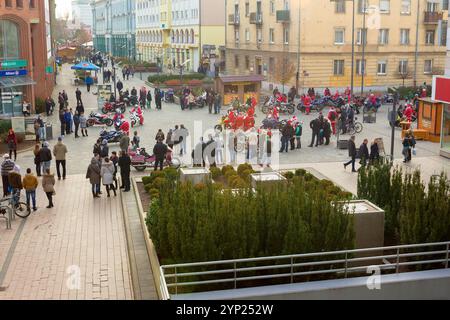 nyiregyhaza, hongrie - 07 dec, 2014 : gang de motards du père noël dans le centre-ville. des gens heureux célébrant dans la rue Banque D'Images