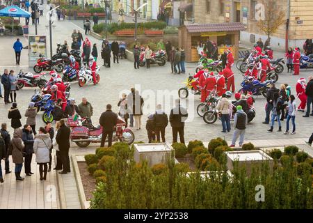 nyiregyhaza, hongrie - 07 dec, 2014 : gang de motards du père noël dans le centre-ville. noël non conventionnel Banque D'Images