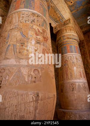 Colonnes égyptiennes et hiéroglyphes dans le temple mortuaire de Ramsès III, Medinet Habu, Égypte Banque D'Images