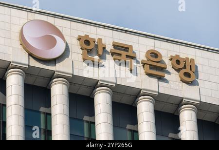 Signalisation pour la Bank of Korea (BOK) au sommet du bâtiment de la banque à Séoul, en Corée du Sud. Le comité de politique monétaire de la Banque de Corée (BOK) a réduit son taux directeur de 25 points de base à 3 % lors d'une réunion de fixation des taux à Séoul le 28 novembre. La baisse de taux du 28 novembre est intervenue un mois après que la Banque de Corée (BOK) a réduit le taux d'un quart de point de pourcentage, marquant son premier pivot depuis août 2021, ainsi que la première baisse de taux depuis mai 2020. Banque D'Images