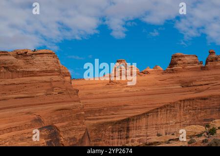 Delicate Arch, célèbre monument du parc national des Arches, Utah, États-Unis. Vue d'un point de vue distant. Banque D'Images