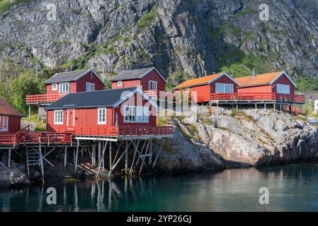 Paysage urbain avec des maisons de pêcheurs traditionnelles, soi-disant Rorbuer, A i Lofoten, Moskenesoy, Lofoten, Norvège, Europe Banque D'Images