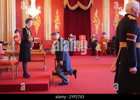 Le très honorable Sir Liam Fox, de Tickenham, député de North Somerset, ancien secrétaire d'État au commerce international et secrétaire d'État à la Défense, est nommé chevalier Bachelor par la Princesse Royale au palais de Buckingham. Cet honneur reconnaît le service politique et public. Date de la photo : jeudi 28 novembre 2024. Banque D'Images