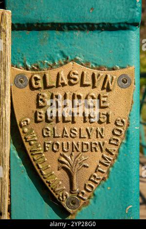 Royaume-Uni, pays de Galles, Gwynedd, Snowdonia, Beddgelert, 1951 plaque Porthmadog de la fonderie Glaslyn sur le pont Afon Glaslyn Banque D'Images