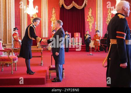 Le très honorable Sir Liam Fox, de Tickenham, député de North Somerset, ancien secrétaire d'État au commerce international et secrétaire d'État à la Défense, est nommé chevalier Bachelor par la Princesse Royale au palais de Buckingham. Cet honneur reconnaît le service politique et public. Date de la photo : jeudi 28 novembre 2024. Banque D'Images