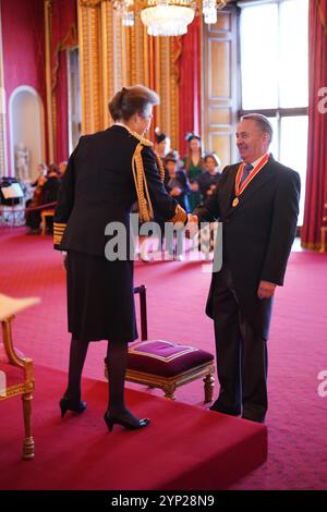 Le très honorable Sir Liam Fox, de Tickenham, député de North Somerset, ancien secrétaire d'État au commerce international et secrétaire d'État à la Défense, est nommé chevalier Bachelor par la Princesse Royale au palais de Buckingham. Cet honneur reconnaît le service politique et public. Date de la photo : jeudi 28 novembre 2024. Banque D'Images