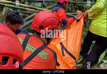 (241128) -- NORTH SUMATRA, Nov. 28, 2024 (Xinhua) -- sur cette photo distribuée par l'Agence nationale indonésienne de recherche et de sauvetage (BASARNAS), des membres de l'équipe de sauvetage travaillent sur place après qu'un glissement de terrain a frappé le village de Sembahe dans la régence de Deli Serdang, North Sumatra, Indonésie, Nov. 28, 2024. (BASARNAS/documentation via Xinhua) Banque D'Images