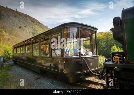 Royaume-Uni, pays de Galles, Gwynedd, Snowdonia, Beddgelert, passagers du train Welsh Highland Railway dans le luxueux Pullman Carriage Banque D'Images