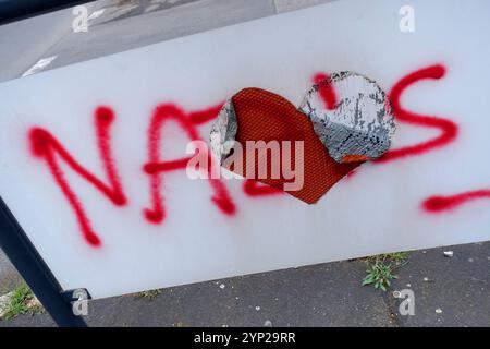 NO AFD - NAZIS RAUS - Politische Botschaft von offensichtlich links denkenden Aktivisten auf Verkehrsschildern am Straßenrand - Rechtsradikalismus stoppen - Nazis stoppen - Neonazis stoppen - gegen Rechts - nie wieder Faschismus - Nazis nein danke - Aufstehen gegen Rechts - Eisenach, Deutschland, GER, DEU, Allemagne, Allemagne 02.06.2024 - Engagierte Menschen wollen mit ihrer Wandbotschaft ein politisches Zeichen gegen rechte Tendenzen setzen. Die politische Partei AFD Alternative für Deutschland Hat vor allem im Osten aktuell einen besonders großen Zulauf. Menschen aus der politischen Mitte und dem linke Banque D'Images