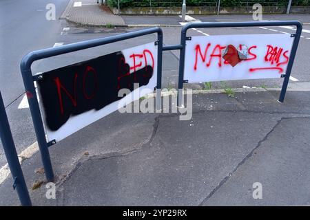 NO AFD - NAZIS RAUS - Politische Botschaft von offensichtlich links denkenden Aktivisten auf Verkehrsschildern am Straßenrand - Rechtsradikalismus stoppen - Nazis stoppen - Neonazis stoppen - gegen Rechts - nie wieder Faschismus - Nazis nein danke - Aufstehen gegen Rechts - Eisenach, Deutschland, GER, DEU, Allemagne, Allemagne 02.06.2024 - Engagierte Menschen wollen mit ihrer Wandbotschaft ein politisches Zeichen gegen rechte Tendenzen setzen. Die politische Partei AFD Alternative für Deutschland Hat vor allem im Osten aktuell einen besonders großen Zulauf. Menschen aus der politischen Mitte und dem linke Banque D'Images