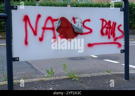 NO AFD - NAZIS RAUS - Politische Botschaft von offensichtlich links denkenden Aktivisten auf Verkehrsschildern am Straßenrand - Rechtsradikalismus stoppen - Nazis stoppen - Neonazis stoppen - gegen Rechts - nie wieder Faschismus - Nazis nein danke - Aufstehen gegen Rechts - Eisenach, Deutschland, GER, DEU, Allemagne, Allemagne 02.06.2024 - Engagierte Menschen wollen mit ihrer Wandbotschaft ein politisches Zeichen gegen rechte Tendenzen setzen. Die politische Partei AFD Alternative für Deutschland Hat vor allem im Osten aktuell einen besonders großen Zulauf. Menschen aus der politischen Mitte und dem linke Banque D'Images