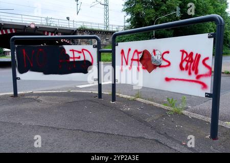 NO AFD - NAZIS RAUS - Politische Botschaft von offensichtlich links denkenden Aktivisten auf Verkehrsschildern am Straßenrand - Rechtsradikalismus stoppen - Nazis stoppen - Neonazis stoppen - gegen Rechts - nie wieder Faschismus - Nazis nein danke - Aufstehen gegen Rechts - Eisenach, Deutschland, GER, DEU, Allemagne, Allemagne 02.06.2024 - Engagierte Menschen wollen mit ihrer Wandbotschaft ein politisches Zeichen gegen rechte Tendenzen setzen. Die politische Partei AFD Alternative für Deutschland Hat vor allem im Osten aktuell einen besonders großen Zulauf. Menschen aus der politischen Mitte und dem linke Banque D'Images