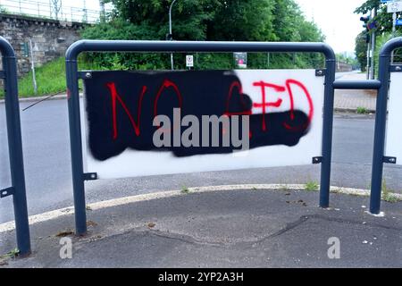 NO AFD - NAZIS RAUS - Politische Botschaft von offensichtlich links denkenden Aktivisten auf Verkehrsschildern am Straßenrand - Rechtsradikalismus stoppen - Nazis stoppen - Neonazis stoppen - gegen Rechts - nie wieder Faschismus - Nazis nein danke - Aufstehen gegen Rechts - Eisenach, Deutschland, GER, DEU, Allemagne, Allemagne 02.06.2024 - Engagierte Menschen wollen mit ihrer Wandbotschaft ein politisches Zeichen gegen rechte Tendenzen setzen. Die politische Partei AFD Alternative für Deutschland Hat vor allem im Osten aktuell einen besonders großen Zulauf. Menschen aus der politischen Mitte und dem linke Banque D'Images