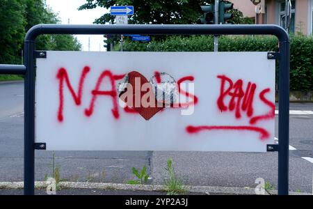 NO AFD - NAZIS RAUS - Politische Botschaft von offensichtlich links denkenden Aktivisten auf Verkehrsschildern am Straßenrand - Rechtsradikalismus stoppen - Nazis stoppen - Neonazis stoppen - gegen Rechts - nie wieder Faschismus - Nazis nein danke - Aufstehen gegen Rechts - Eisenach, Deutschland, GER, DEU, Allemagne, Allemagne 02.06.2024 - Engagierte Menschen wollen mit ihrer Wandbotschaft ein politisches Zeichen gegen rechte Tendenzen setzen. Die politische Partei AFD Alternative für Deutschland Hat vor allem im Osten aktuell einen besonders großen Zulauf. Menschen aus der politischen Mitte und dem linke Banque D'Images