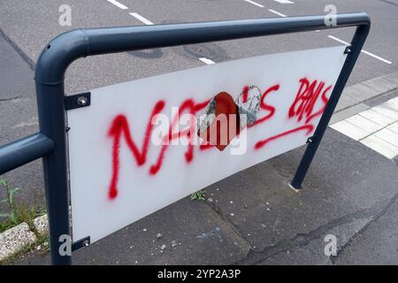 NO AFD - NAZIS RAUS - Politische Botschaft von offensichtlich links denkenden Aktivisten auf Verkehrsschildern am Straßenrand - Rechtsradikalismus stoppen - Nazis stoppen - Neonazis stoppen - gegen Rechts - nie wieder Faschismus - Nazis nein danke - Aufstehen gegen Rechts - Eisenach, Deutschland, GER, DEU, Allemagne, Allemagne 02.06.2024 - Engagierte Menschen wollen mit ihrer Wandbotschaft ein politisches Zeichen gegen rechte Tendenzen setzen. Die politische Partei AFD Alternative für Deutschland Hat vor allem im Osten aktuell einen besonders großen Zulauf. Menschen aus der politischen Mitte und dem linke Banque D'Images