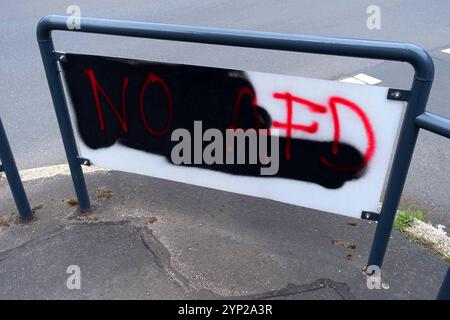 NO AFD - NAZIS RAUS - Politische Botschaft von offensichtlich links denkenden Aktivisten auf Verkehrsschildern am Straßenrand - Rechtsradikalismus stoppen - Nazis stoppen - Neonazis stoppen - gegen Rechts - nie wieder Faschismus - Nazis nein danke - Aufstehen gegen Rechts - Eisenach, Deutschland, GER, DEU, Allemagne, Allemagne 02.06.2024 - Engagierte Menschen wollen mit ihrer Wandbotschaft ein politisches Zeichen gegen rechte Tendenzen setzen. Die politische Partei AFD Alternative für Deutschland Hat vor allem im Osten aktuell einen besonders großen Zulauf. Menschen aus der politischen Mitte und dem linke Banque D'Images