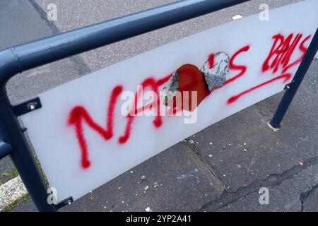 NO AFD - NAZIS RAUS - Politische Botschaft von offensichtlich links denkenden Aktivisten auf Verkehrsschildern am Straßenrand - Rechtsradikalismus stoppen - Nazis stoppen - Neonazis stoppen - gegen Rechts - nie wieder Faschismus - Nazis nein danke - Aufstehen gegen Rechts - Eisenach, Deutschland, GER, DEU, Allemagne, Allemagne 02.06.2024 - Engagierte Menschen wollen mit ihrer Wandbotschaft ein politisches Zeichen gegen rechte Tendenzen setzen. Die politische Partei AFD Alternative für Deutschland Hat vor allem im Osten aktuell einen besonders großen Zulauf. Menschen aus der politischen Mitte und dem linke Banque D'Images