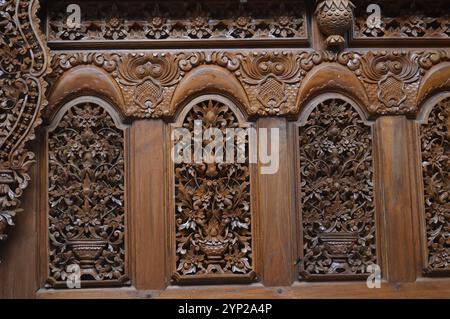 La sculpture traditionnelle Jepara ornements sur le bois Banque D'Images