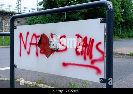 NO AFD - NAZIS RAUS - Politische Botschaft von offensichtlich links denkenden Aktivisten auf Verkehrsschildern am Straßenrand - Rechtsradikalismus stoppen - Nazis stoppen - Neonazis stoppen - gegen Rechts - nie wieder Faschismus - Nazis nein danke - Aufstehen gegen Rechts - Eisenach, Deutschland, GER, DEU, Allemagne, Allemagne 02.06.2024 - Engagierte Menschen wollen mit ihrer Wandbotschaft ein politisches Zeichen gegen rechte Tendenzen setzen. Die politische Partei AFD Alternative für Deutschland Hat vor allem im Osten aktuell einen besonders großen Zulauf. Menschen aus der politischen Mitte und dem linke Banque D'Images