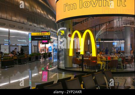 ABU DHABI - 15 septembre : le restaurant McDonald’s à l’aéroport international d’Abu Dhabi le 15,2024 septembre aux Émirats arabes Unis Banque D'Images