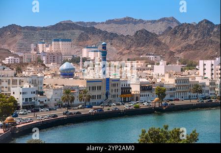 MUSCAT - 17 septembre : vue panoramique du quartier de Muscat Muttrah avec front de mer, architecture traditionnelle à Oman pendant la journée ensoleillée du 17 septembre. 2024 i Banque D'Images