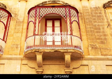 Balcons traditionnels maltais sur le mur de pierre de la maison historique à Mdina, ancienne capitale de Malte Banque D'Images