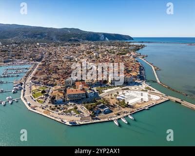 Photo drone aérienne de la ville côtière et destination de vacances de Lefkada. Lefkada est une île de la mer Ionienne en Grèce. Banque D'Images