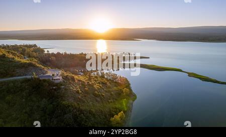 Belle vue aérienne du barrage de Los Molinos avec un coucher de soleil en arrière-plan. (Barrage de Los Molinos - Cordoue) Banque D'Images