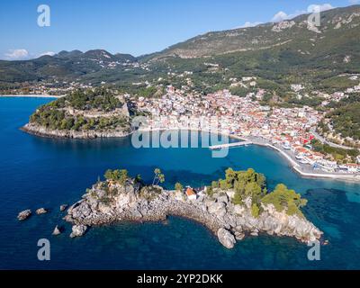 Photo aérienne drone de la ville côtière et destination de vacances de Parga en Épire, Grèce. Il a une baie dans la mer Ionienne. Banque D'Images