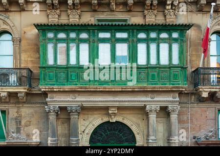 Balcon traditionnel (gallariji) peint en vert sur une maison historique dans le centre-ville de la Valette, Malte Banque D'Images