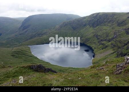 Blea Water Lake de la crête « Rough Crag » à la chaîne de collines « High Street » de Mardale dans le parc national de Lake District, Cumbria, Angleterre, Royaume-Uni Banque D'Images