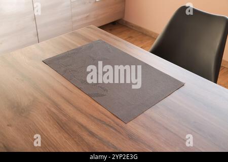 Maquettes de sets de table marron pour table à manger en bois résistant aux taches PVC lavable tapis de table en vinyle lavable napperon de table, facile à nettoyer Banque D'Images