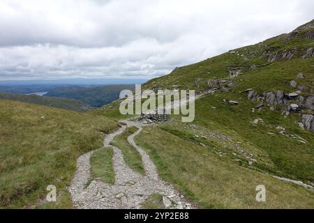 The Path to the Nan Bield Pass Stone Shelter The Wainwright 'Harter Fell' from 'Mardale Ill Bell' dans le parc national de Lake District, Cumbria, Royaume-Uni. Banque D'Images